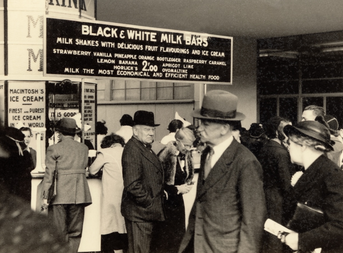 Black and White Milk Bar, Fleet Street, London, c.1935. Mary Evans/Ros Fraser Collection. Black and White Milk Bar, Fleet Street, London, c.1935. Mary Evans/Ros Fraser Collection.