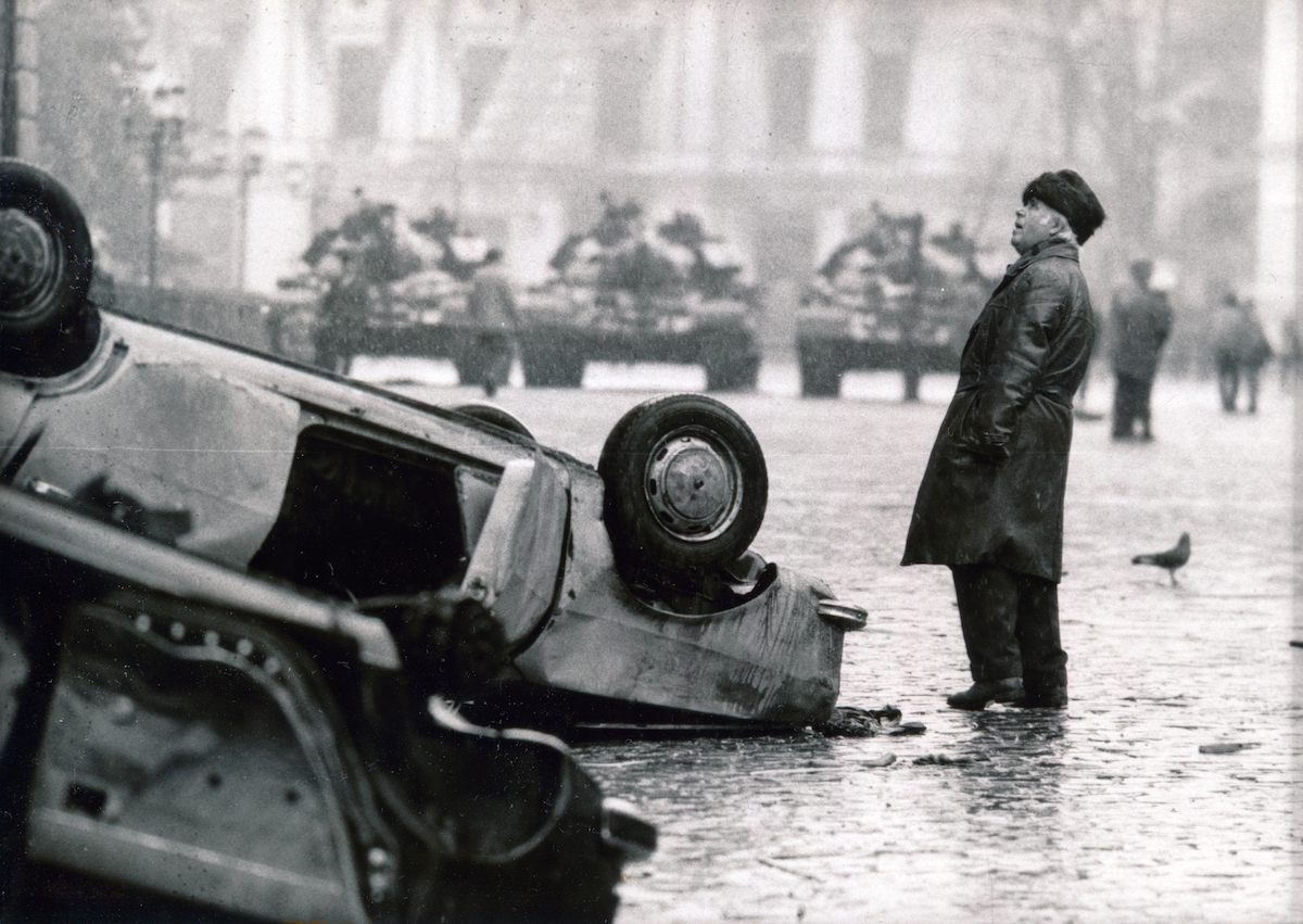 A street scene in Bucharest during the Romanian Revolution, 15-25 December 1989. Forteopan (CC BY-SA). A street scene in Bucharest during the Romanian Revolution, 15-25 December 1989. Forteopan (CC BY-SA).
